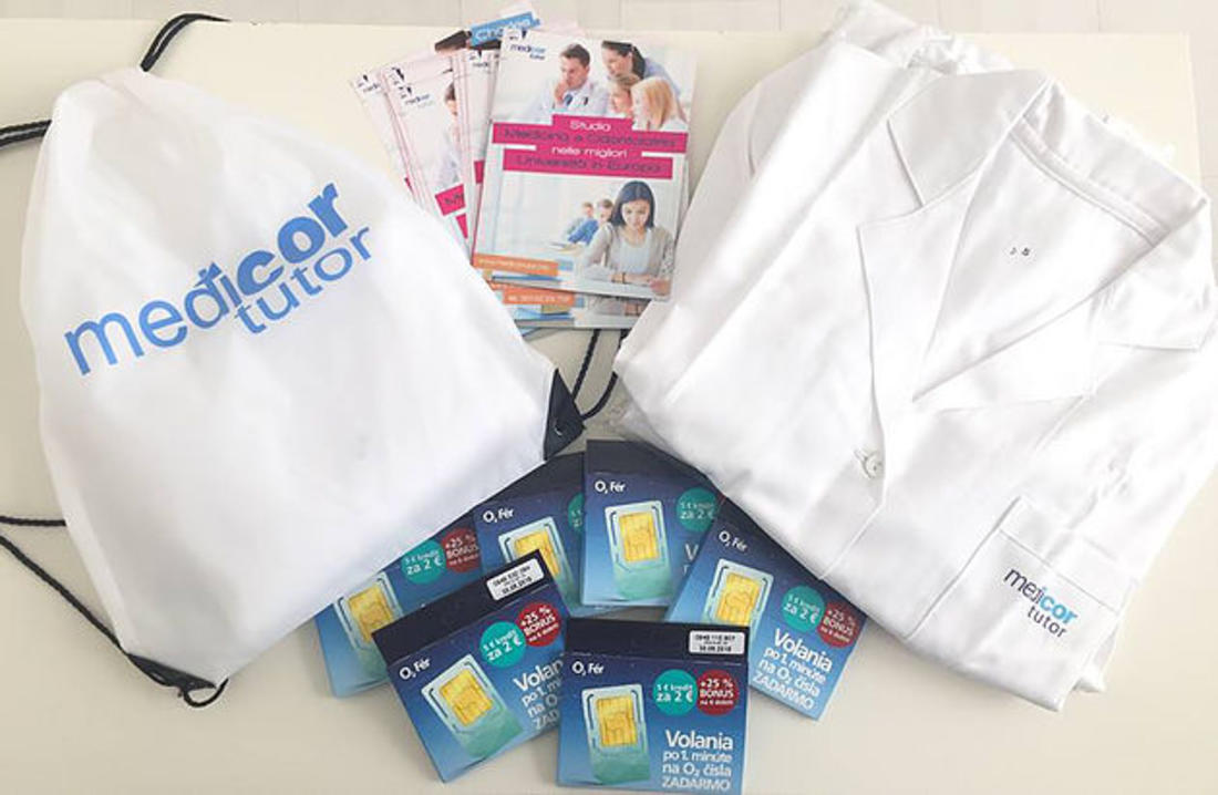 Startup Kit di Medicor Tutor con scheda telefonica, camice da medico, zaino personalizzato e brochure con informazioni utili.
